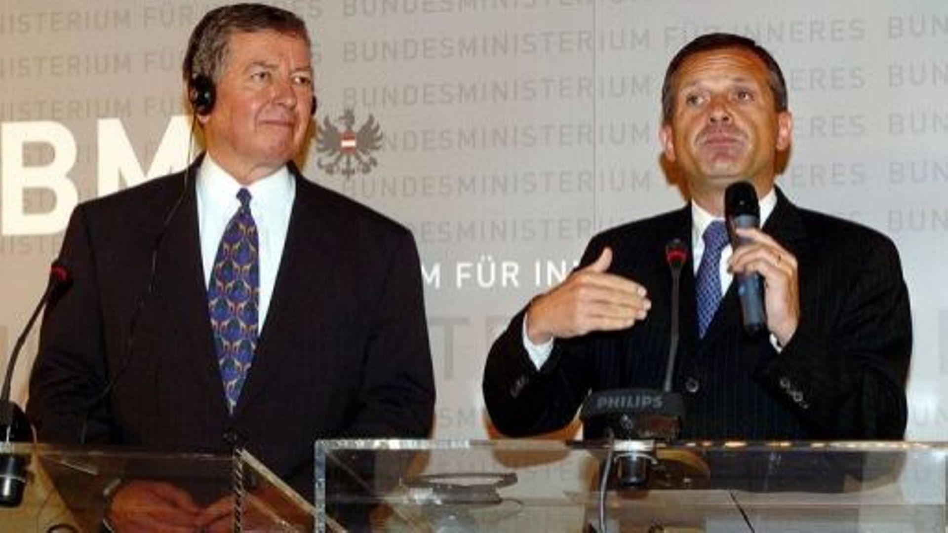 L'ancien ministre de l'Intérieur conservateur autrichien Ernst Strasser (d) est photographié le 26 janvier 2004 à Vienne