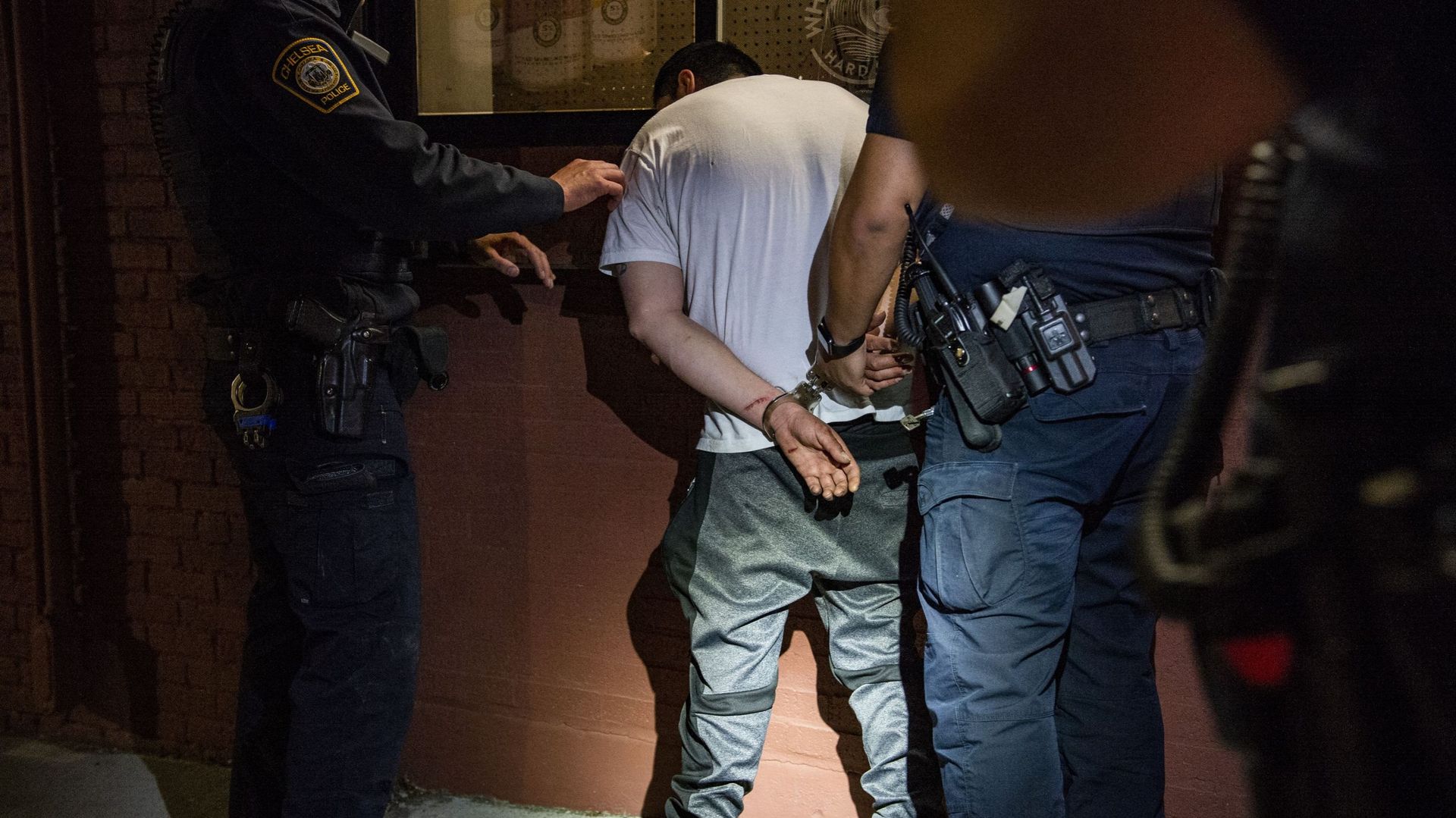 Des policiers arrêtent un homme à Chelsea, dans le Massachussets, le 2 mai 2021.