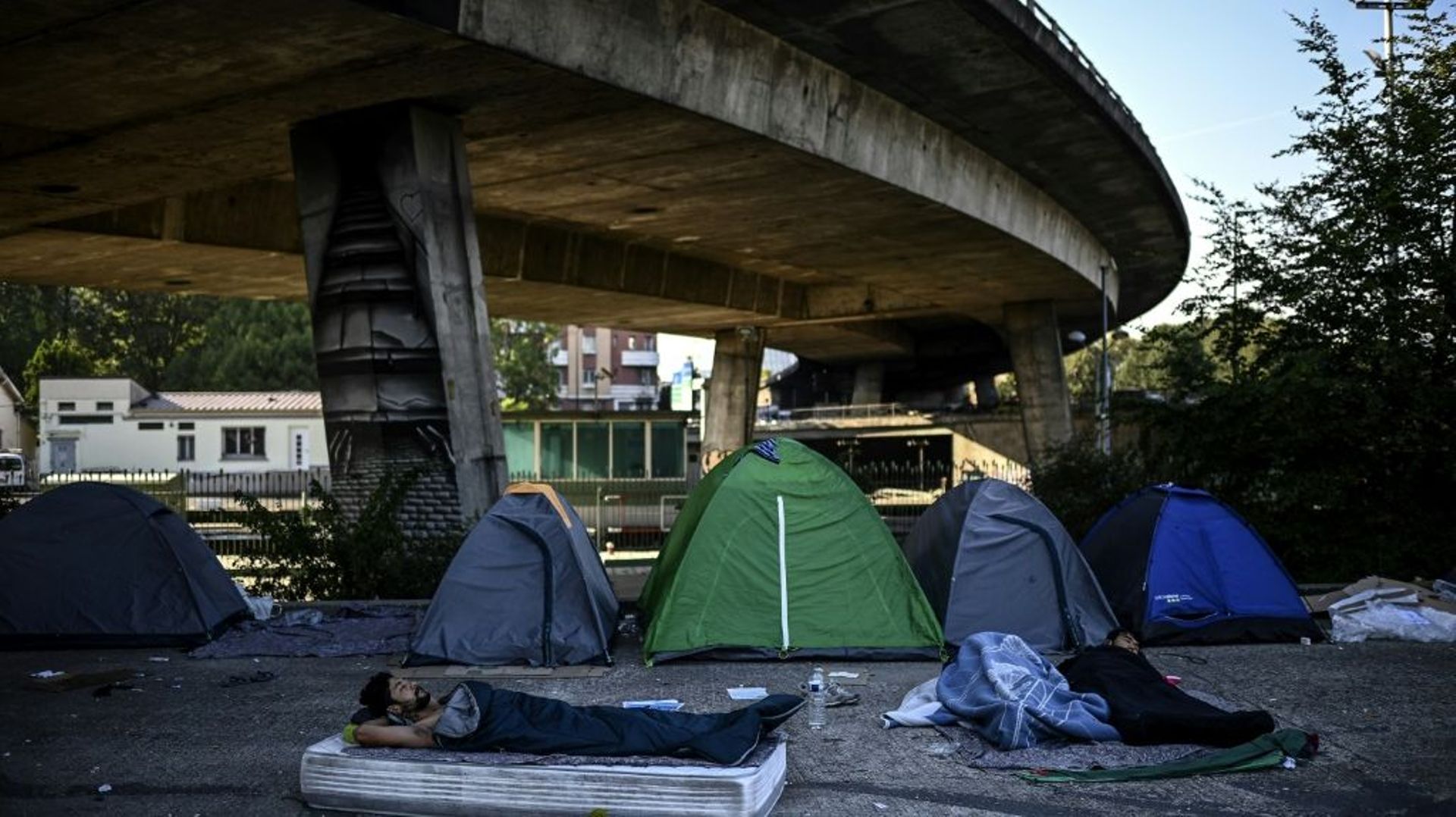Un demandeur d'asile afghan dort sous un pont autoroutier à Saint-Denis, dans la banlieue de Paris le 16 septembre 2020