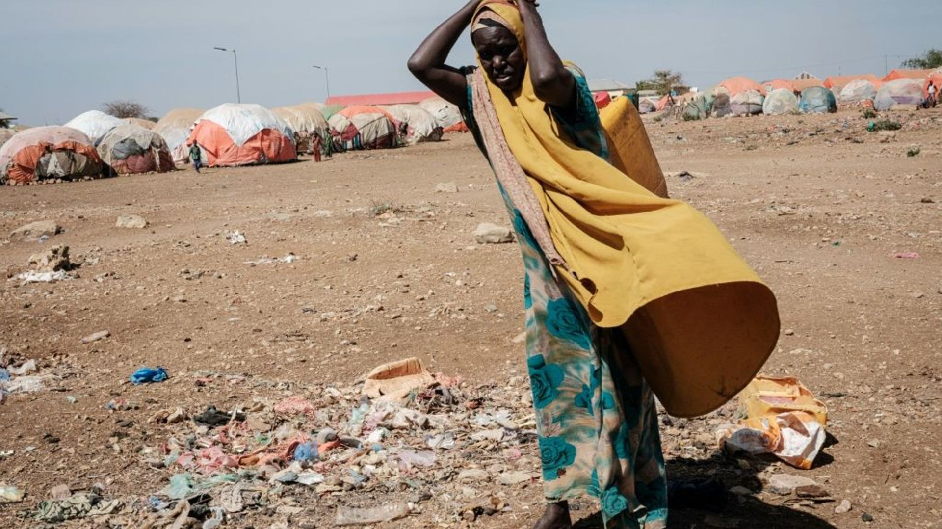 Une femme porte un jerrican d’eau vers le camp de déplacés de Baidoa, en Somalie, le 13 février 2022