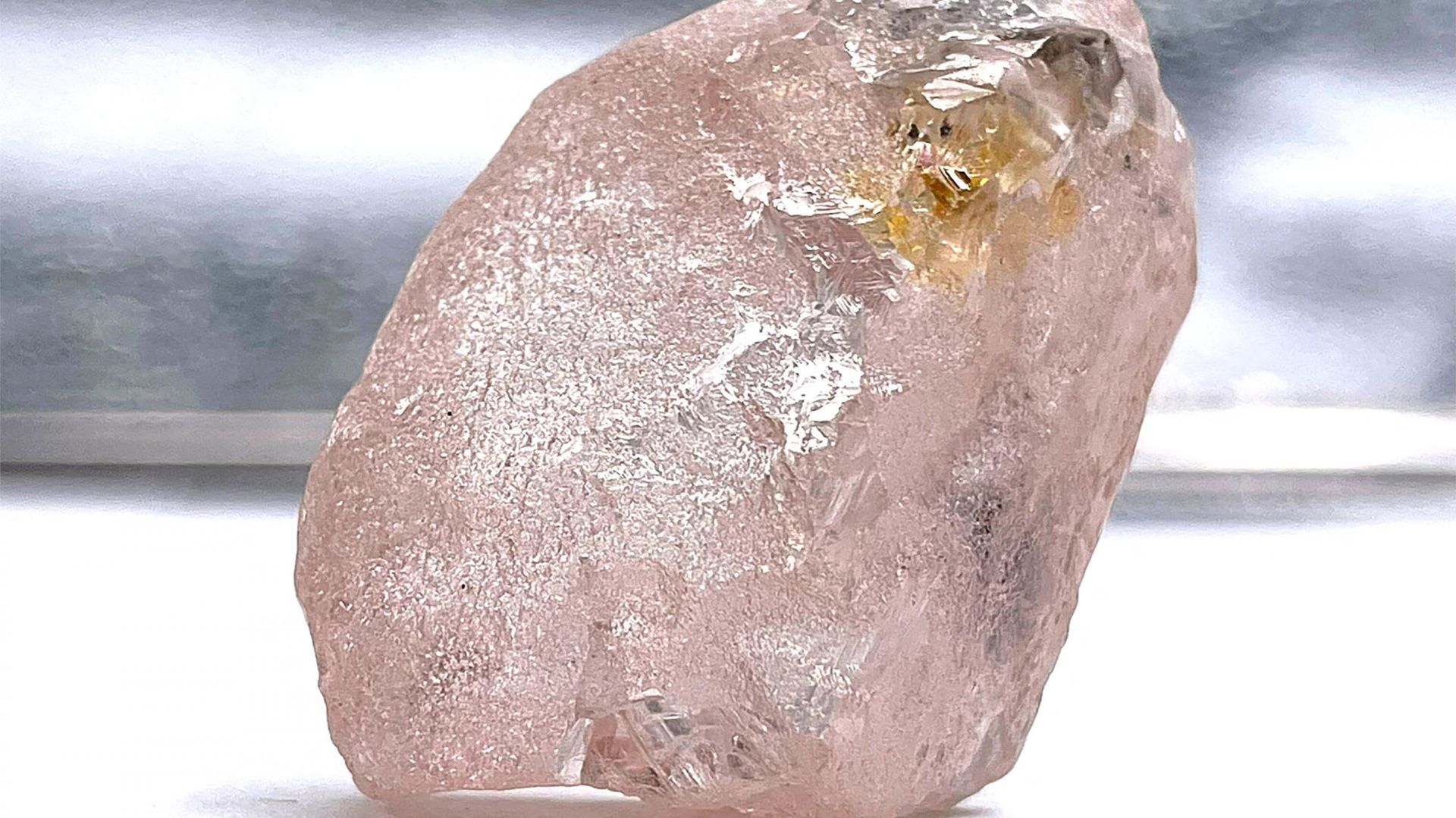 Cette photo non datée, publiée par Lucapa Diamond Company Limited le 27 juillet 2022, montre un diamant rose de 170 carats, surnommé "Lulo Rose", découvert dans la mine de Lulo, dans la région nord-est de l’Angola, riche en diamants.