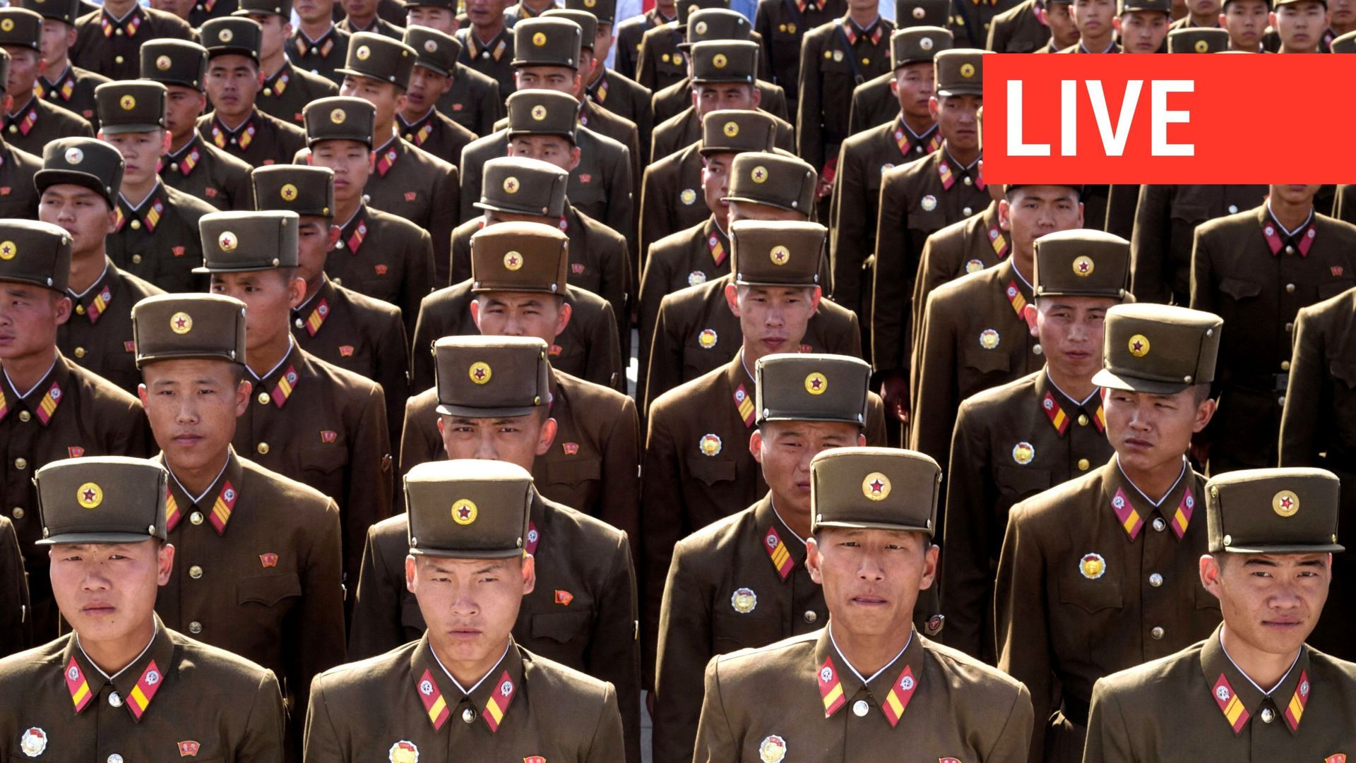 Les soldats de l’Armée populaire coréenne (APK) attendent de rendre hommage devant les statues des dirigeants nord-coréens décédés Kim Il Sung et Kim Jong Il.