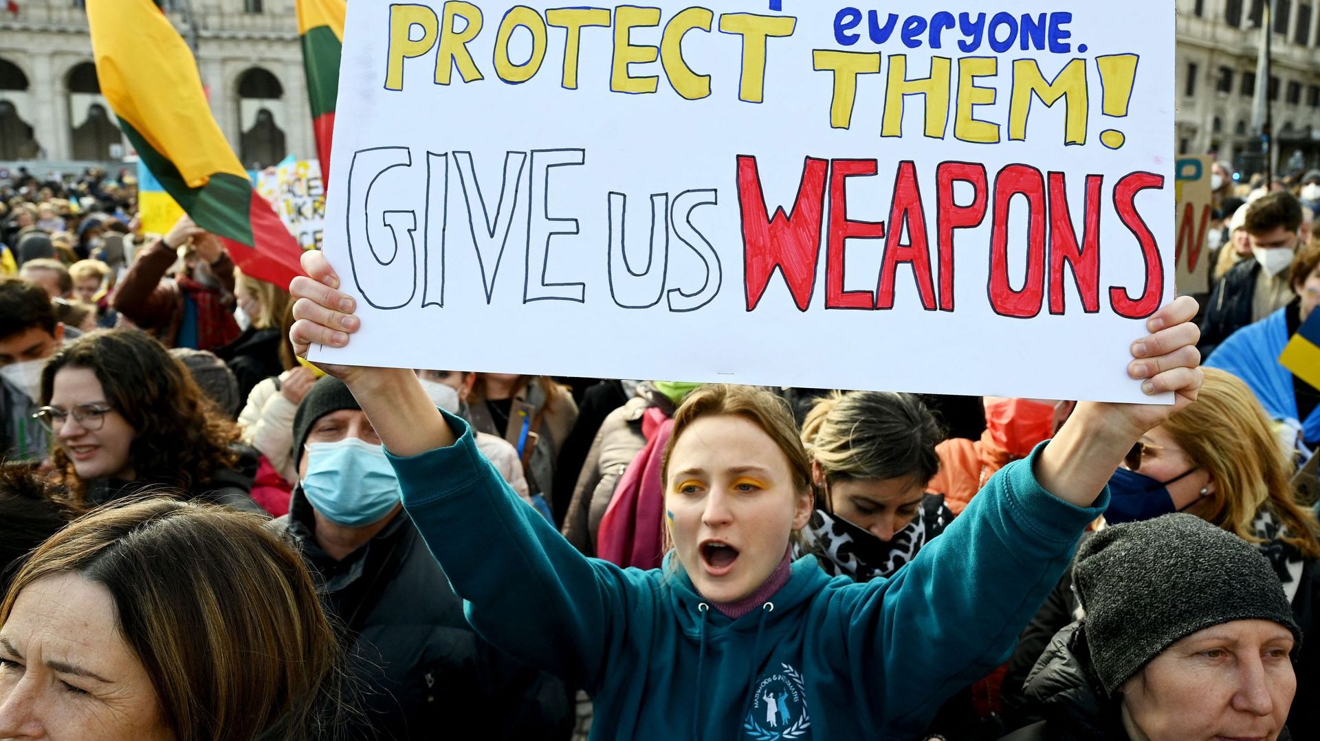 "Donnez-nous des armes": panneau à une manifestation de soutien à l’Ukraine à Rome, le 27 février