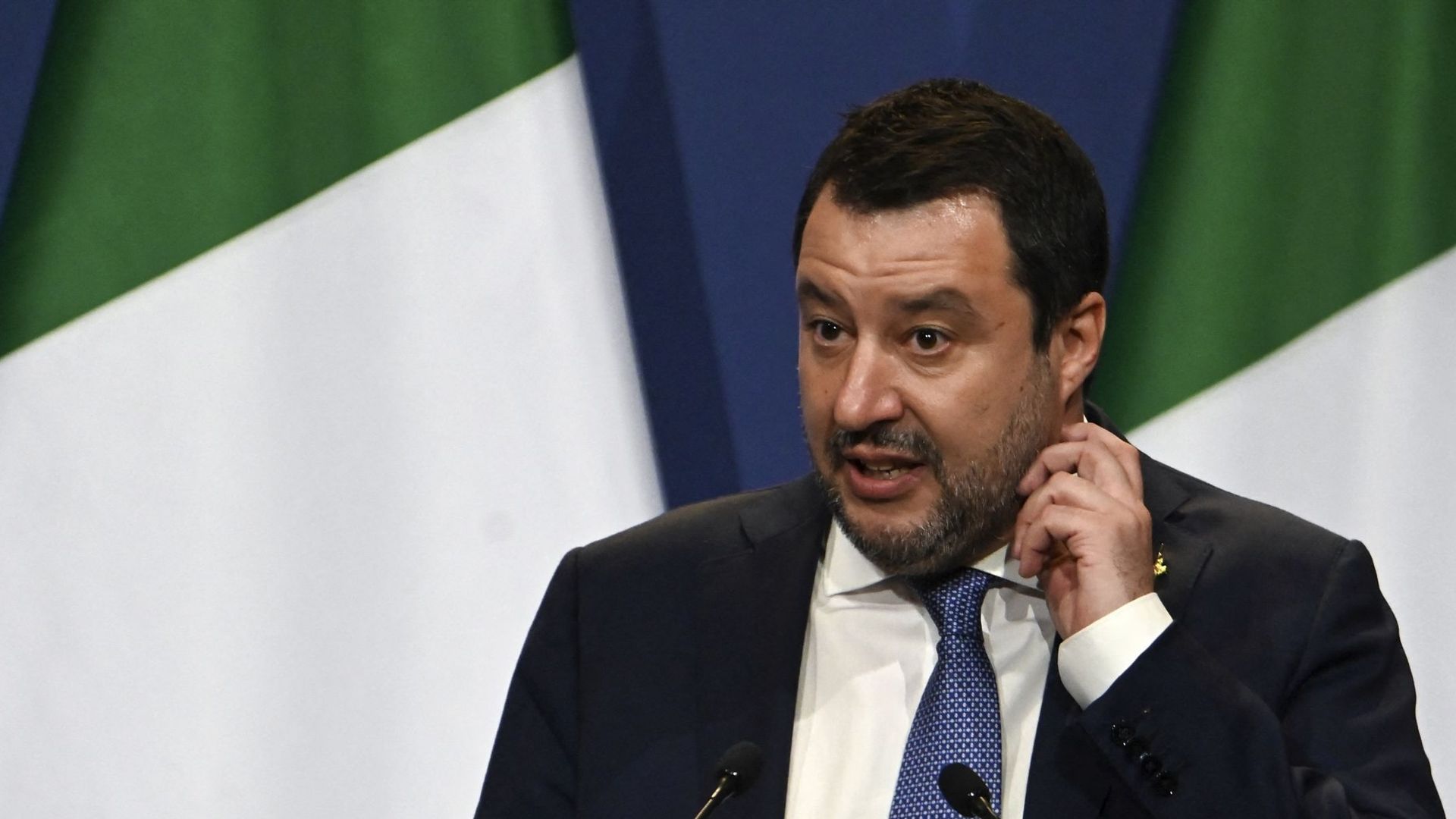Le sénateur italien et chef du parti Lega Nord (Ligue du Nord) Matteo Salvini s'adresse à une conférence de presse après des entretiens avec les Premiers ministres polonais et hongrois à Budapest le 1er avril 2021.