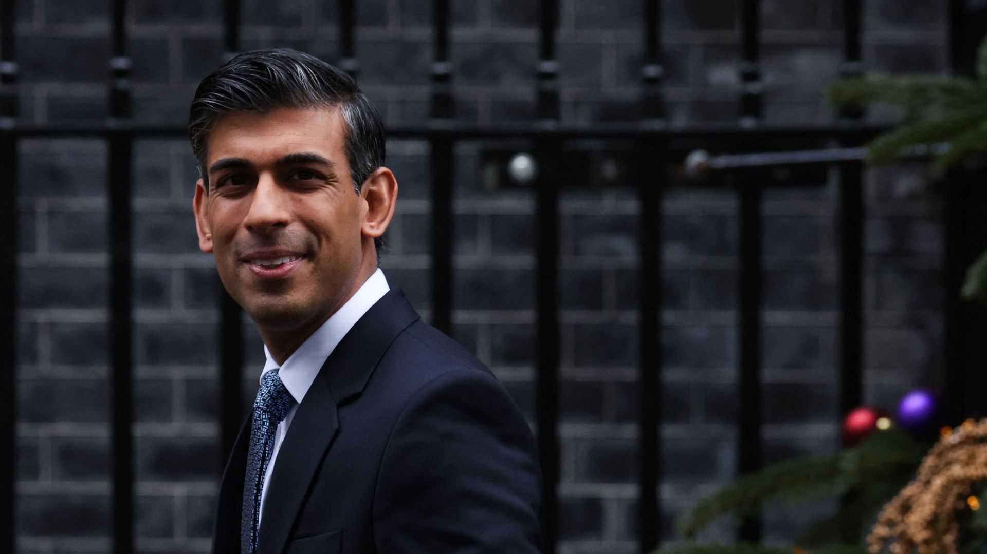 Le Premier ministre britannique Rishi Sunak quitte le 10 Downing Street, à Londres, le 14 décembre 2022, afin d'assister à la session des questions du Premier ministre à la Chambre des communes.
