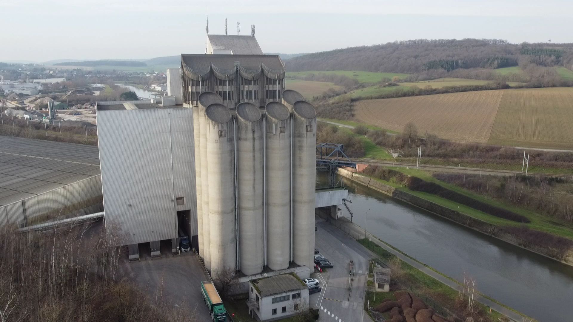 Des montagnes de blés stockés dans des silos immenses. Nous sommes à la SCAM, l’un des plus gros négociants de céréales en Wallonie.
