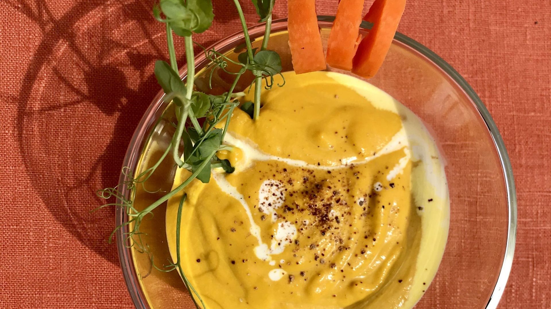 Un potage étonnant à base de carottes et de curcuma chai