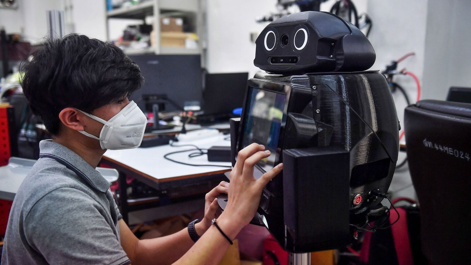 La Thaïlande déploie des robots dans ses hôpitaux pour aider et protéger le personnel hospitalier dans sa lutte contre la pandémie.