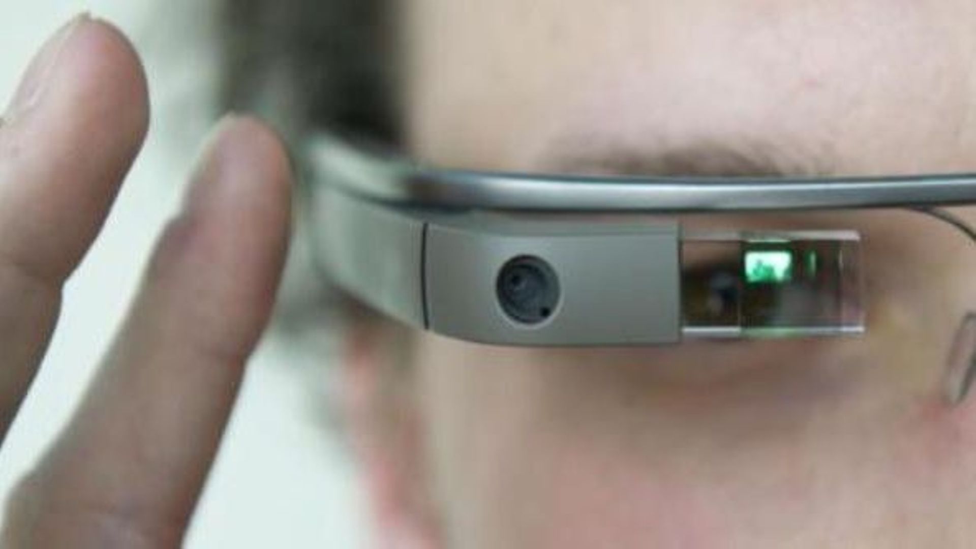 Facebook et Twitter ont déjà des applications pour les lunettes Google