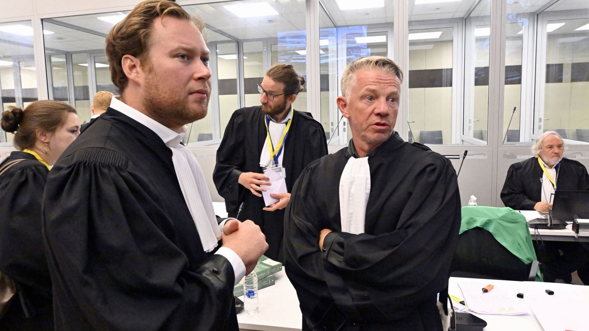 L’avocat Edouard Huysmans et l’avocat Xavier Carrette, défendant Ibrahim Farisi photographiés lors d’une séance préliminaire devant la cour d’assises de Bruxelles-Capitale dans le procès des attentats terroristes du 22 mars 2016 à Bruxelles, lundi 12 sept