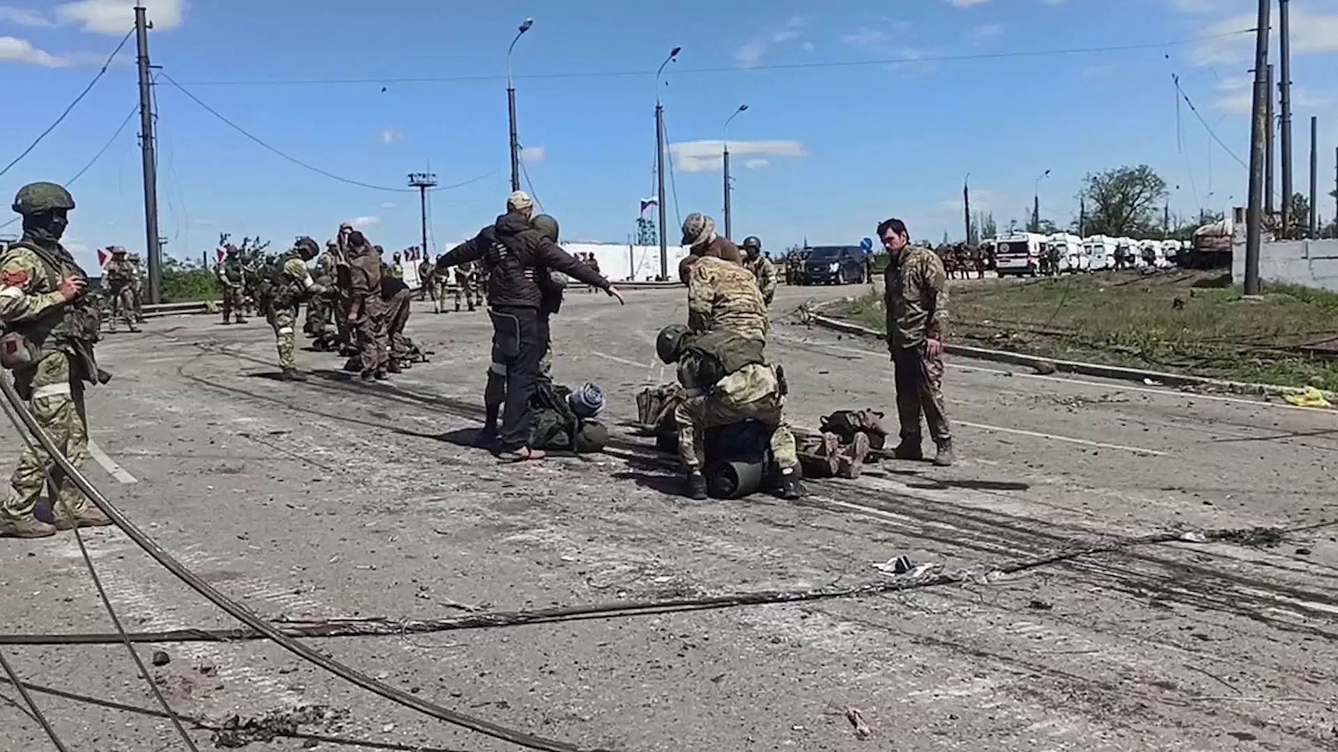 Cette capture d’écran obtenue à partir d’une vidéo prise le 17 mai 2022 et publiée par le ministère russe de la Défense le 18 mai 2022 montre des membres des services ukrainiens fouillés par des militaires pro-russes après avoir quitté l’aciérie Azovstal,
