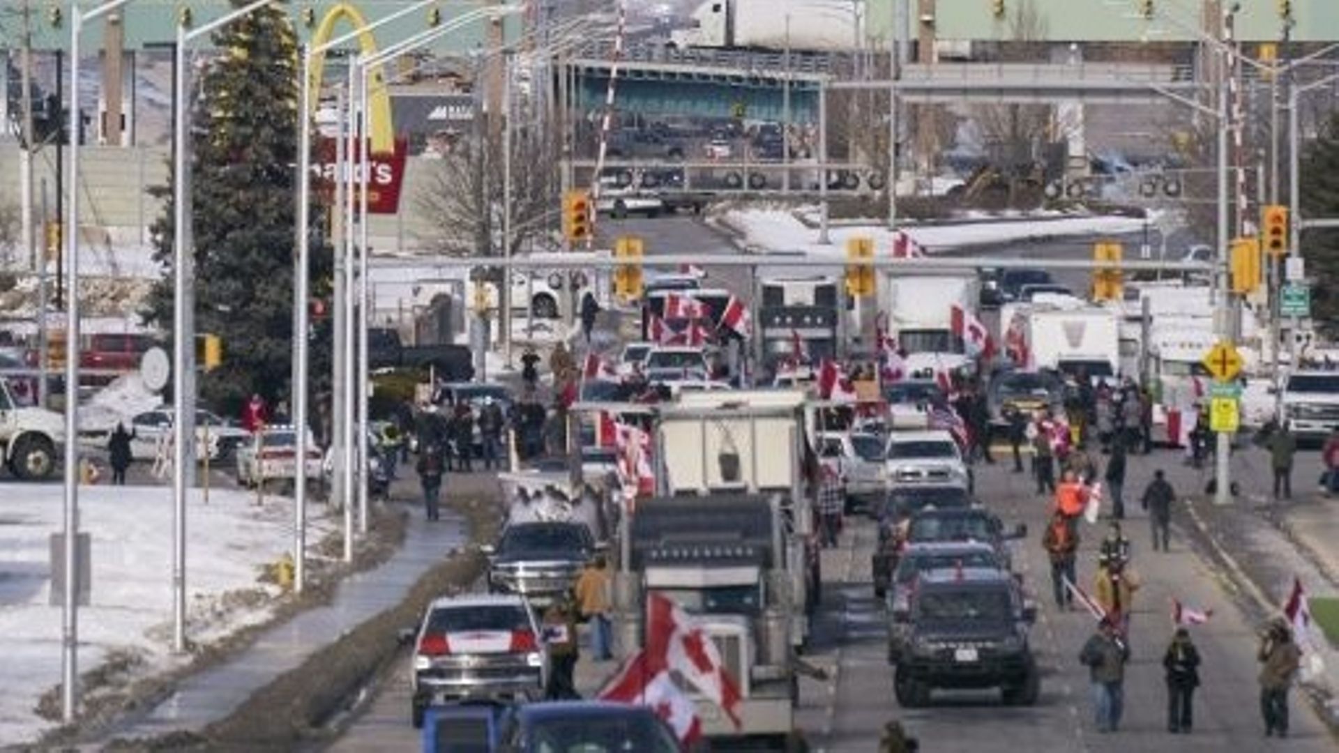 Des manifestants anti-restrictions sanitaires bloquent la voie au pont Ambassador entre le Canada et les Etats-Unis à Windsor, dans l'Ontario, le 9 février 2022