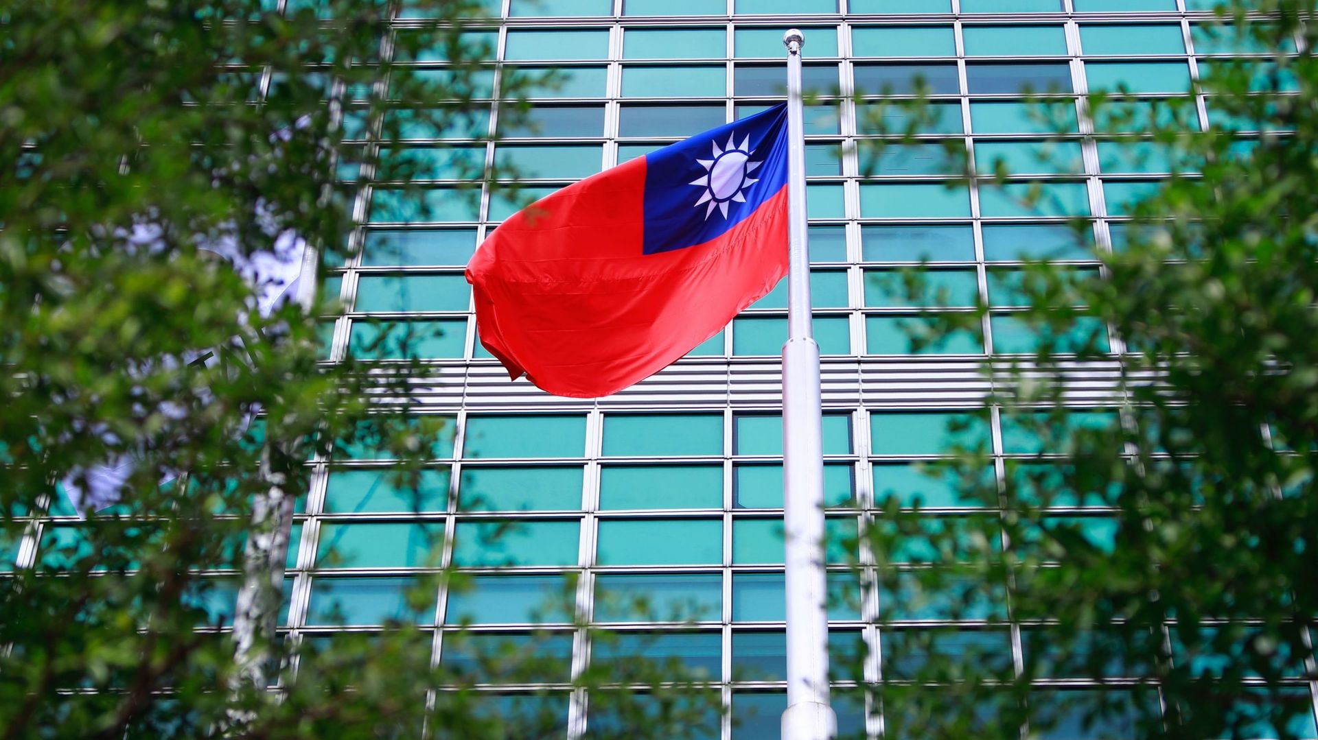 Un drapeau taïwanais est vu à l'extérieur de Taipei 101, alors que le Nicaragua coupe ses relations diplomatiques avec Taïwan, se tournant vers la Chine, à Taipei, Taïwan, le 10 décembre 2021.
