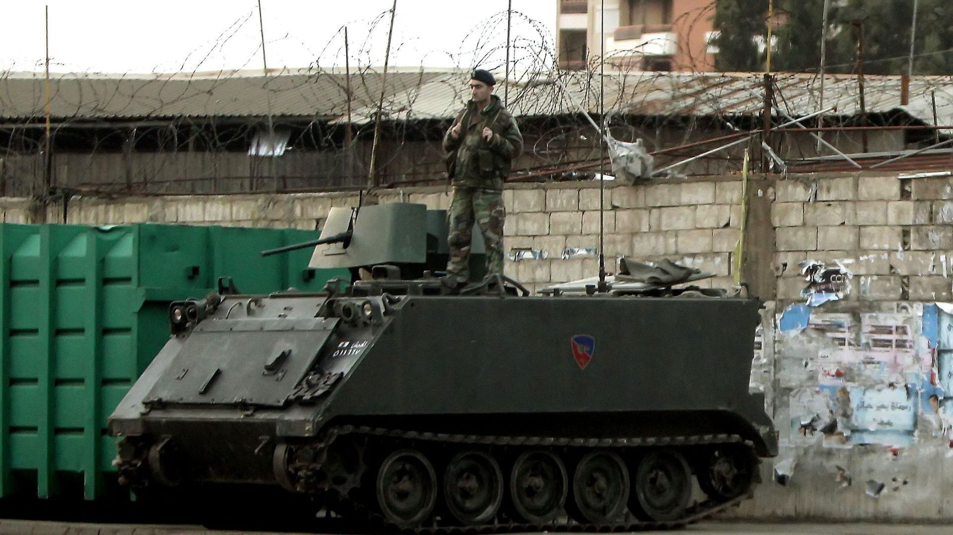 Un soldat de l'armée libanaise se tient sur un véhicule blindé de transport de troupes M113 déployé à Beyrouth le 19 janvier 2011.