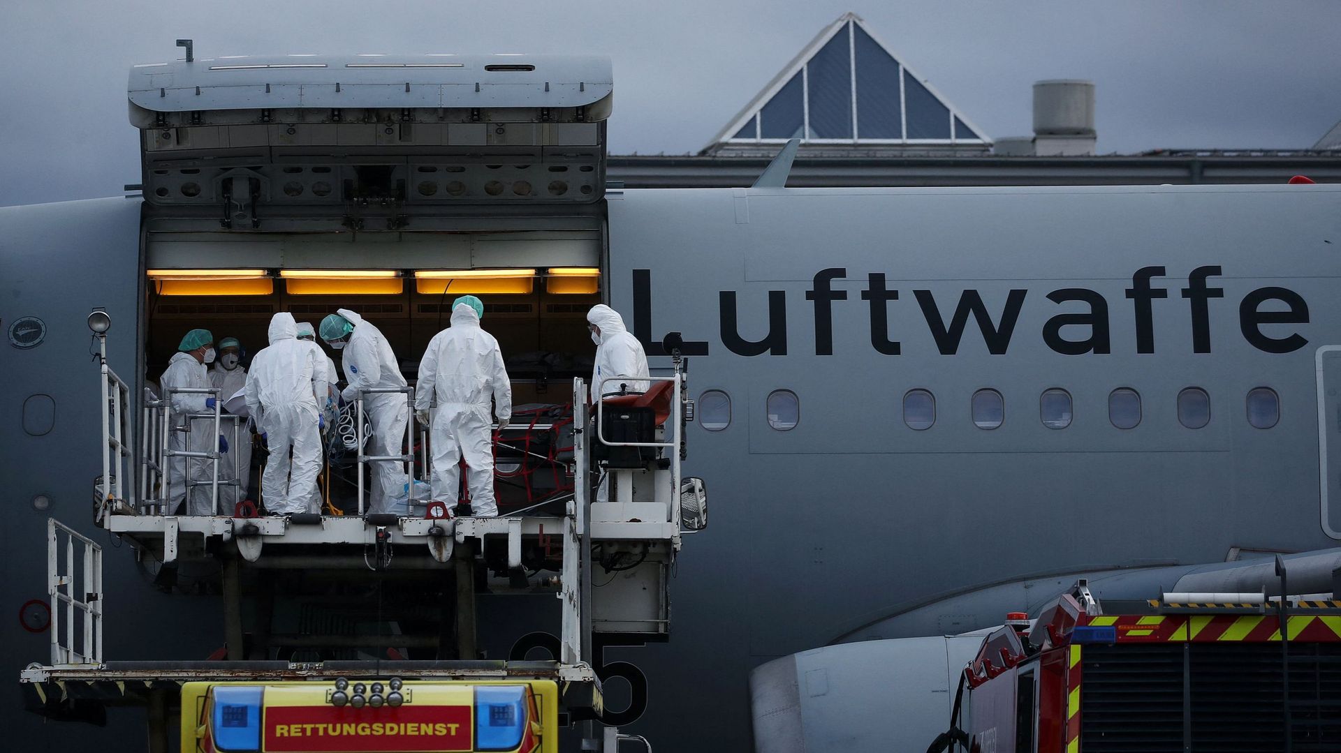 Des médecins transfèrent des patients atteints de la Covid 19 dans un avion de la Bundeswehr, à l’aéroport de Dresde, mercredi
