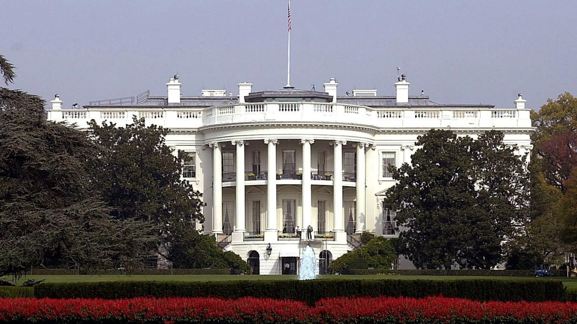 Cette photographie prise le 8 novembre 2000 montre le portique sud de la Maison Blanche à Washington, DC.