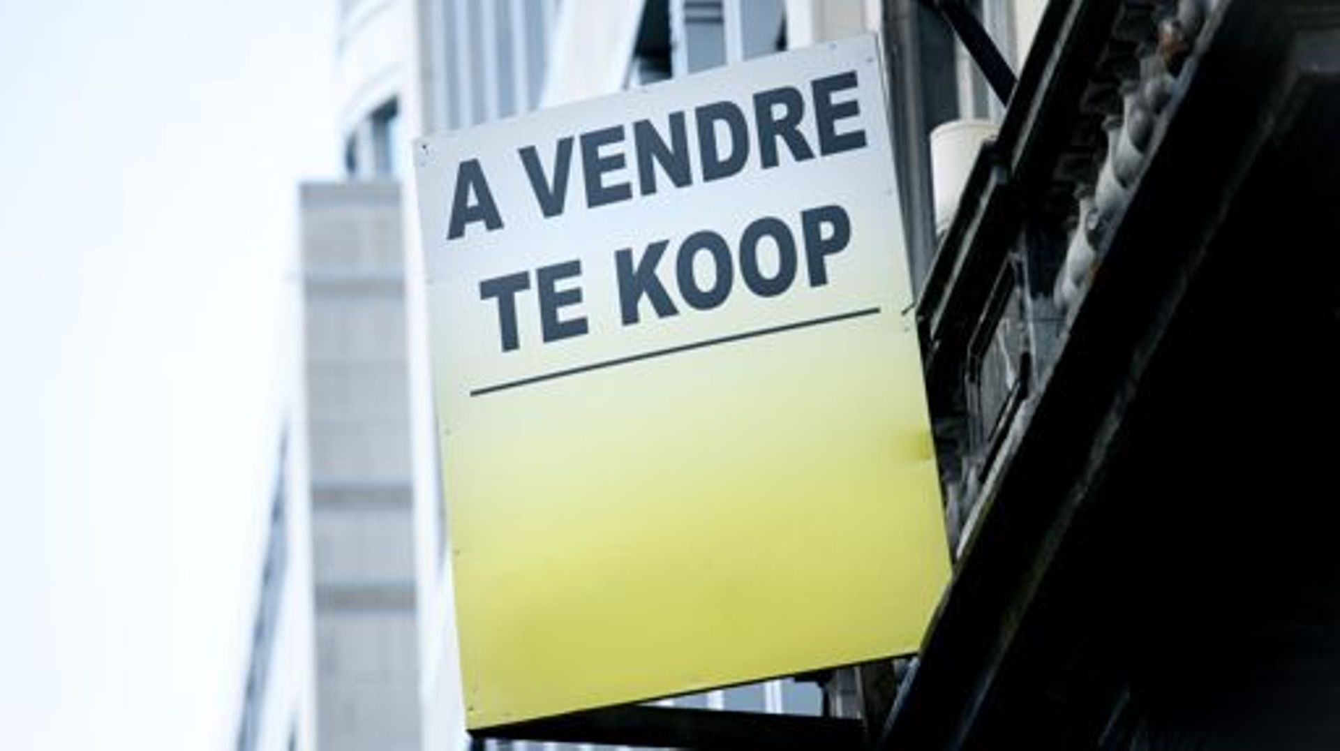 Illustration picture of a To Sell (Te Koop – A Vendre) affiche / cardboard poster in front of a house in the center of Brussels