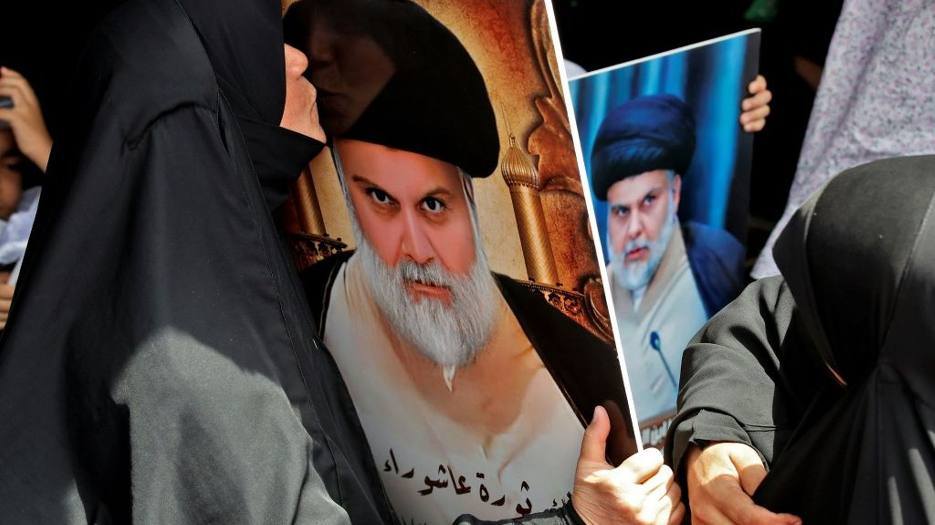 Des portraits du leader chiite Moqtada Sadr lors d'un rassemblement de ses partisans, le 26 août 2022 à Bagdad, en Irak 