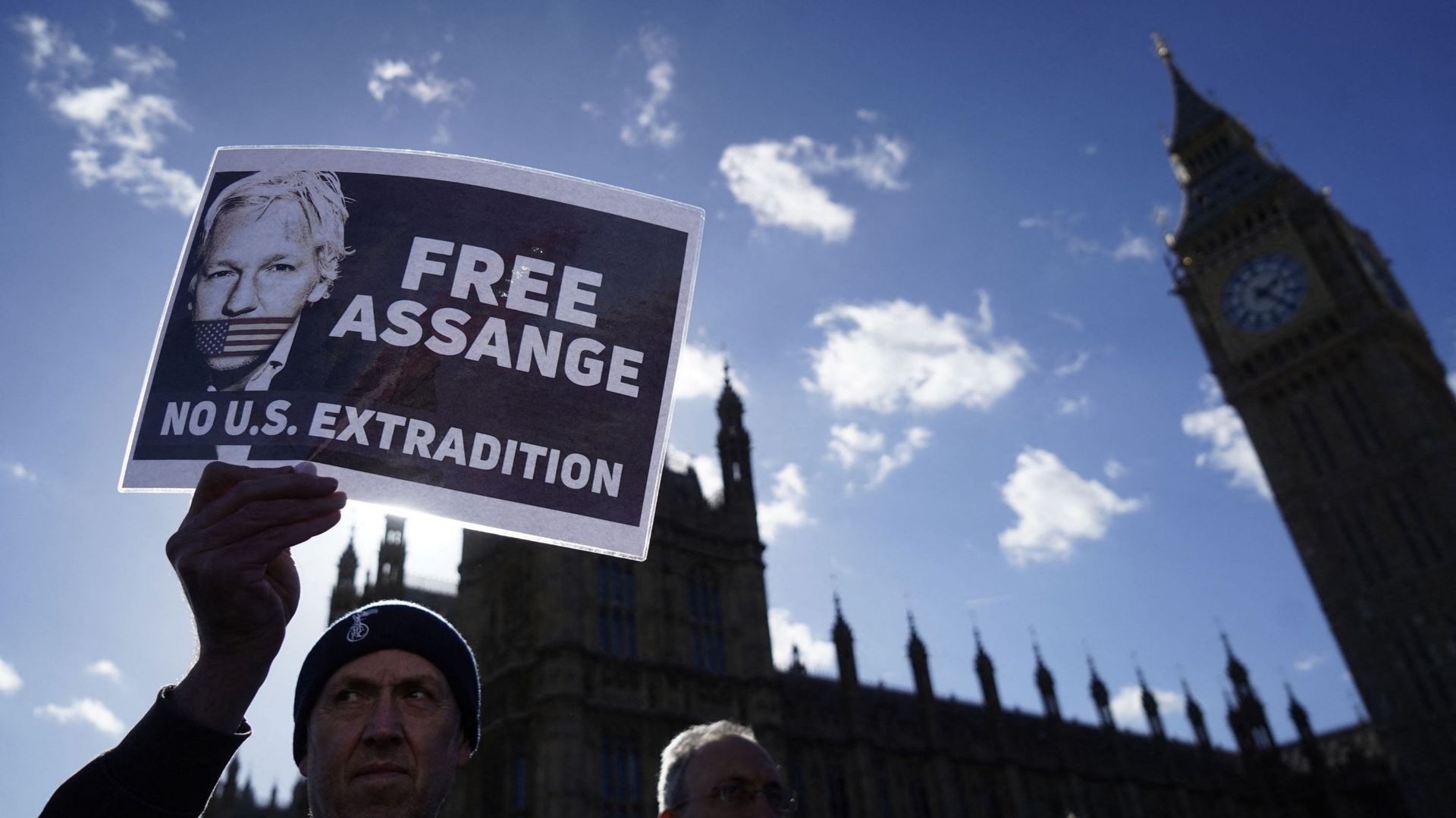 Un partisan du fondateur de WikiLeaks, Julian Assange, tient une pancarte devant les Chambres du Parlement, à Londres, le 8 octobre 2022, lors d’une manifestation pour protester contre la détention d’Assange.