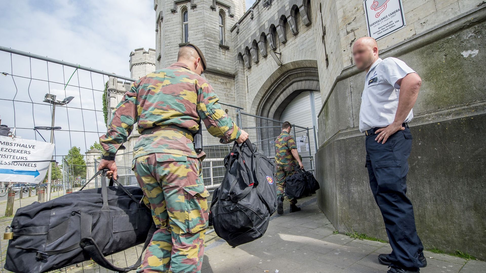 Les militaires sont arrivés lundi dans les prisons de Lantin, Saint-Gilles et Forest.