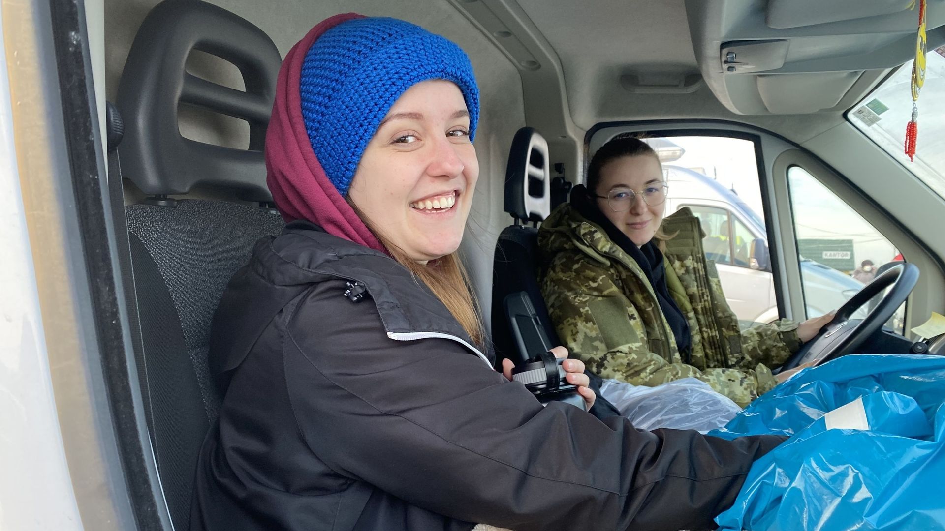 L’une est polonaise, l’autre ukrainienne. Magdalena et Oxana font des allers-retours en Ukraine pour ravitailler les soldats.