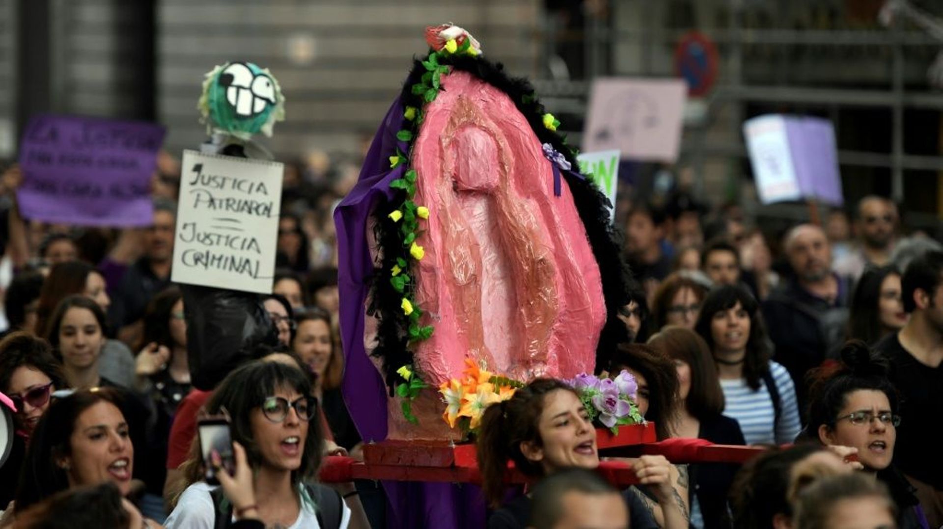 Les manifestantes brandissent à Madrid une figure représentant une vulve dans le cortège qui proteste contre un jugement disculpant de "viol" cinq hommes se surnommant "la meute", le 4 mai 2018