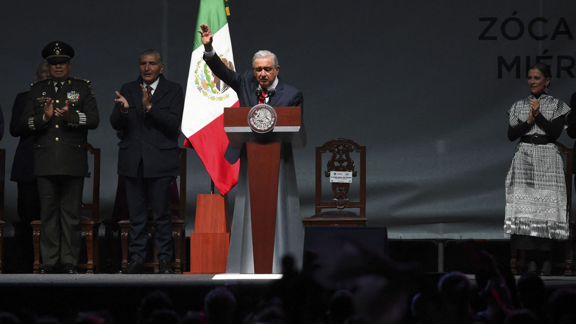 Le président mexicain Andres Manuel Lopez Obrador salue après avoir donné un message à la nation pour ses trois années au pouvoir, sur la place Zocalo à Mexico City, le 1er décembre 2021.