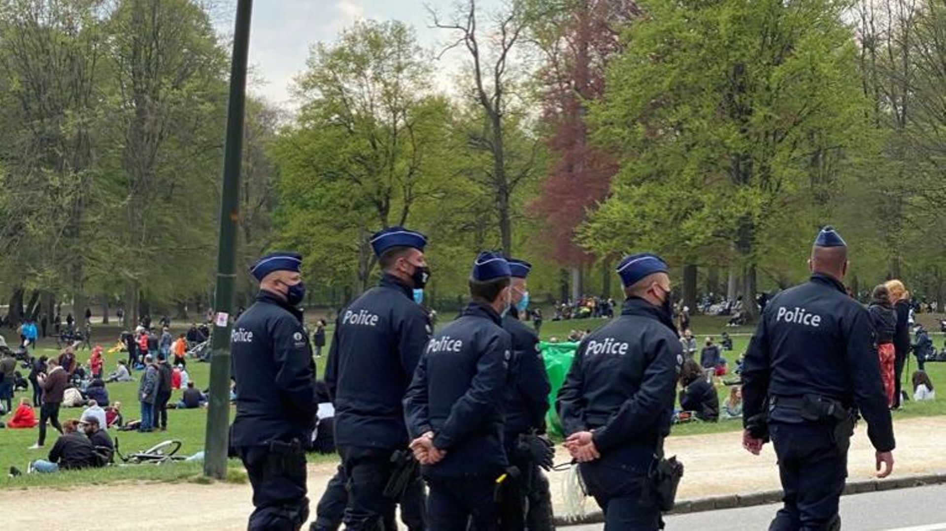 Plusieurs dizaines de policiers patrouillent dans le parc.