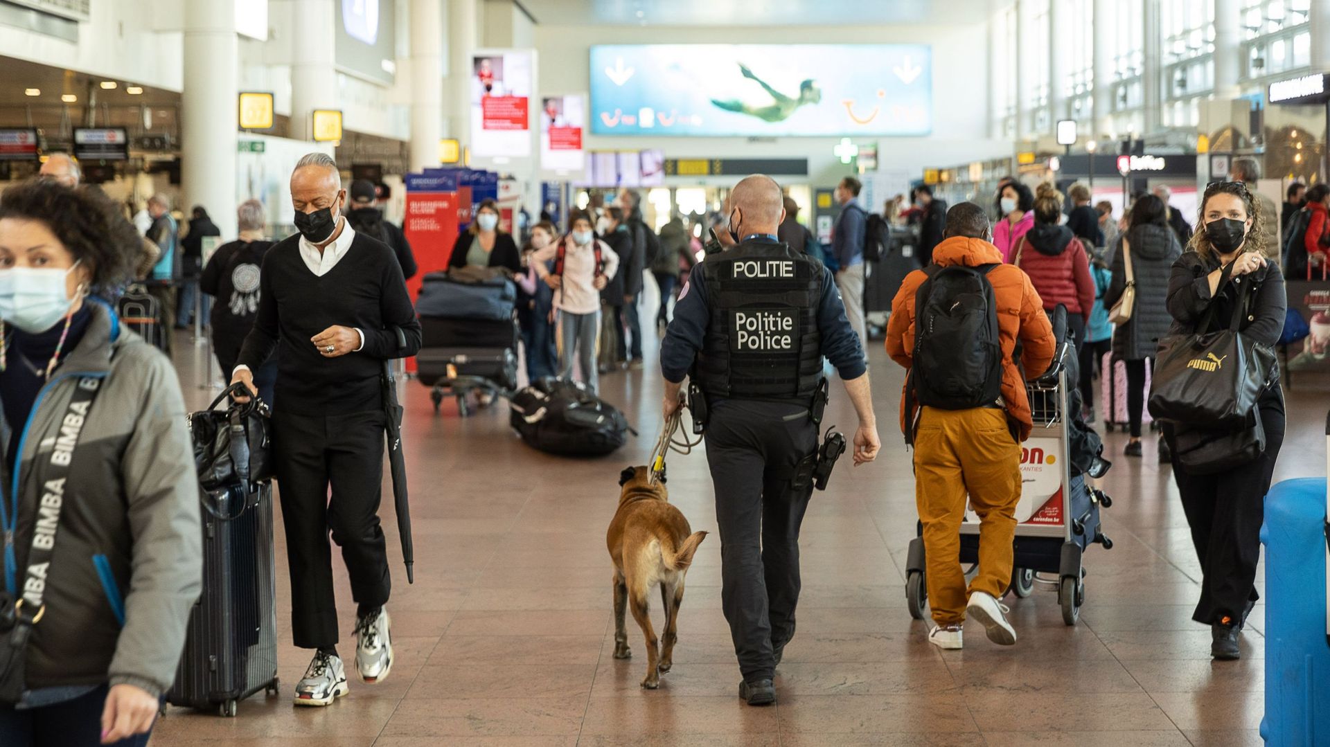 Image d’illustration. Plusieurs services de police et de douane travaillent à l’aéroport.