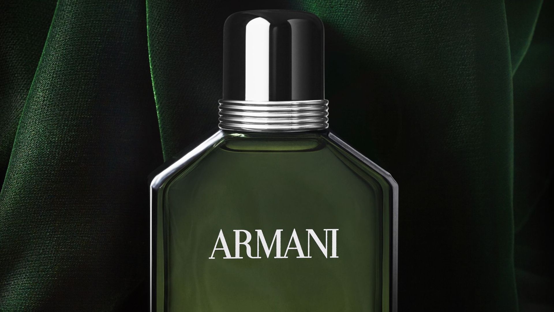 "Eau de Cèdre" de Giorgio Armani est en vente depuis le 24 août dans les parfumeries et grands magasins agréés Giorgio Armani Parfums.