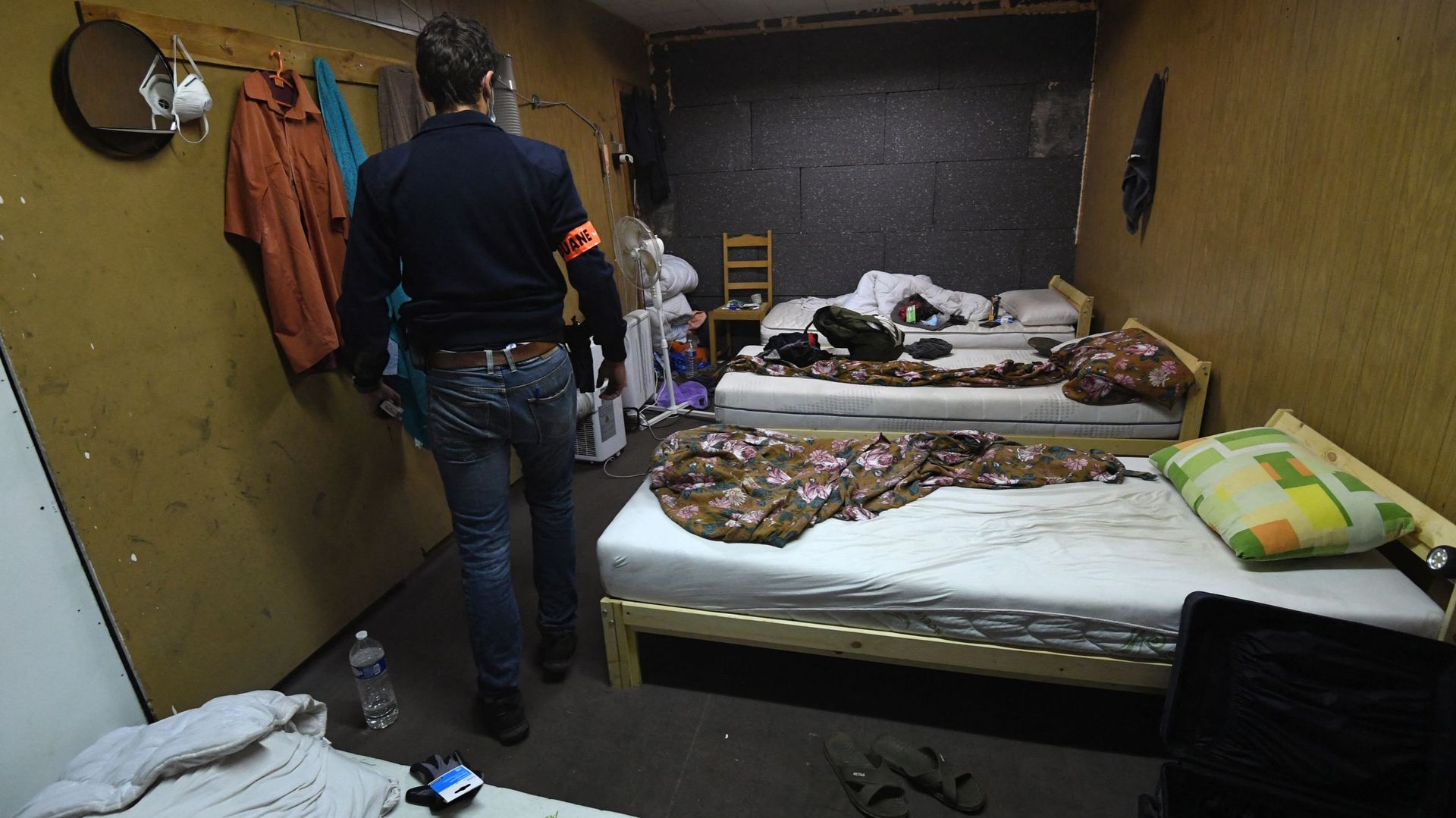Logement des travailleurs clandestins, qui dorment sur place (Aartselaar, le 4 août)