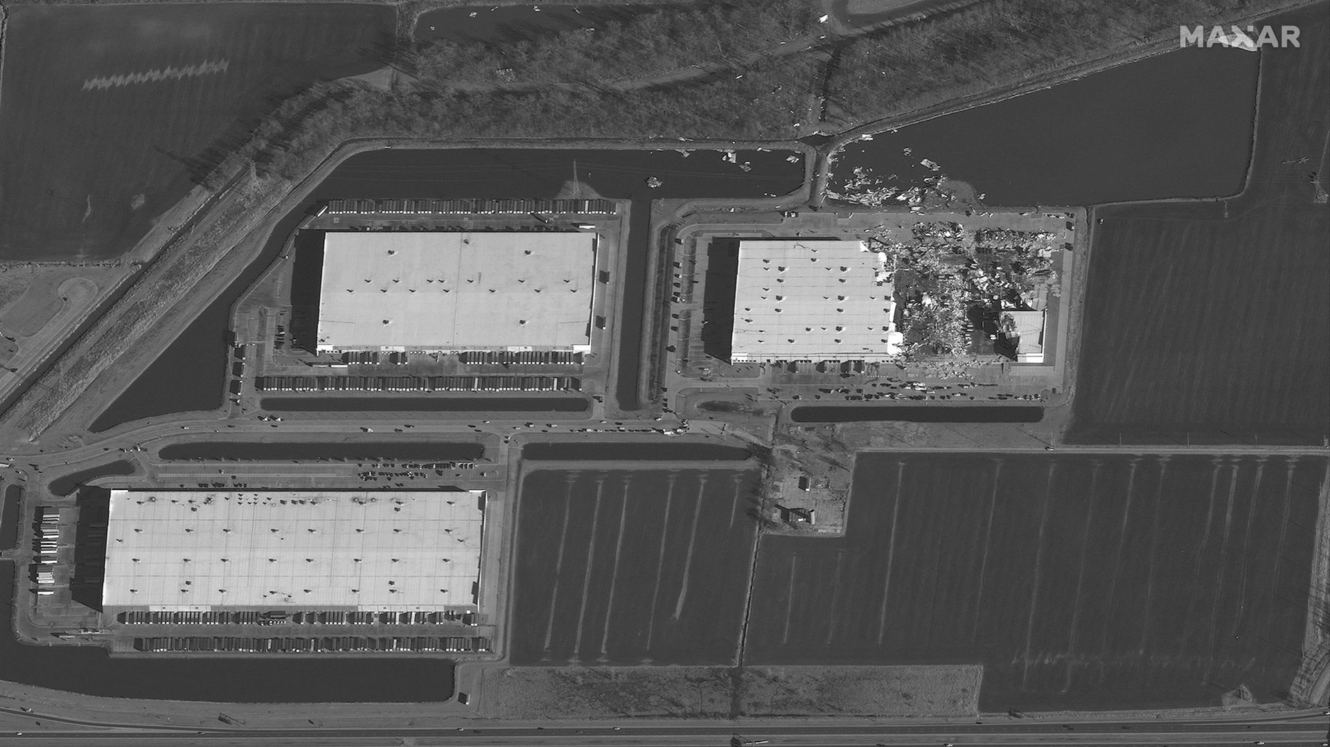 Images satellites de l'entrepôt d'Amazon dévasté par une tornade dans l'Illinois