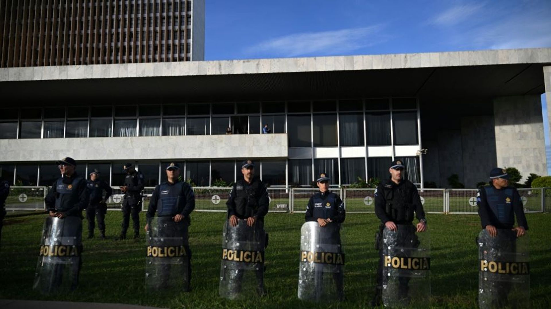 Des policiers montent la garde devant le palais de Buriti, au lendemain du saccage des lieux de pouvoir par des manifestants bolsonaristes, le 9 janvier 2023 à Brasilia