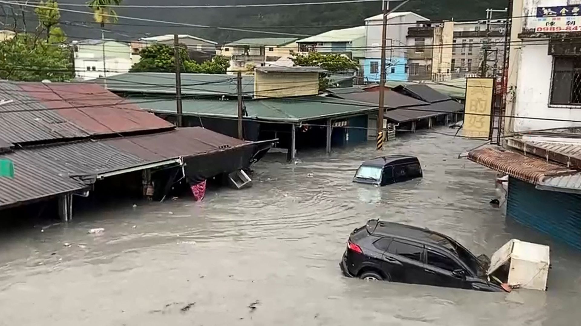 Taïwan : la rupture d'une digue au passage du typhon Ragasa fait au moins 14 morts