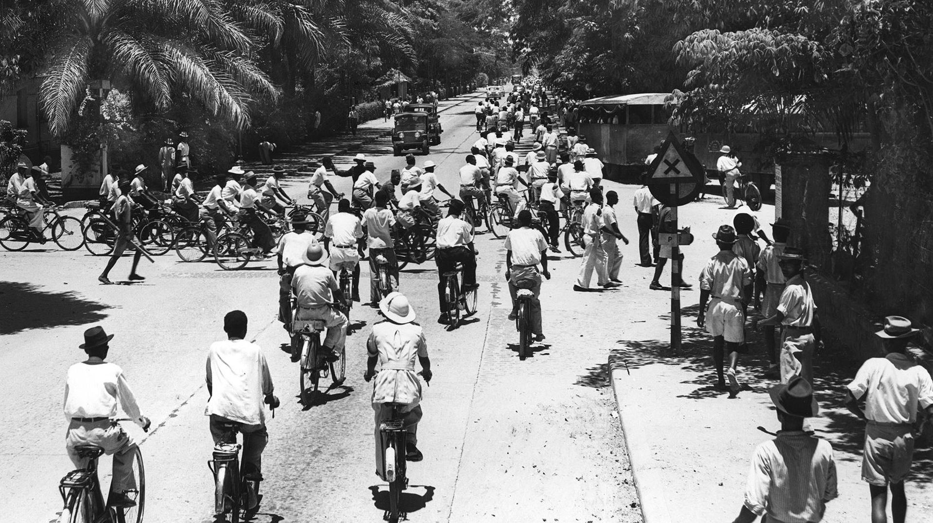 Les Congolais partent au travail à Léopoldville