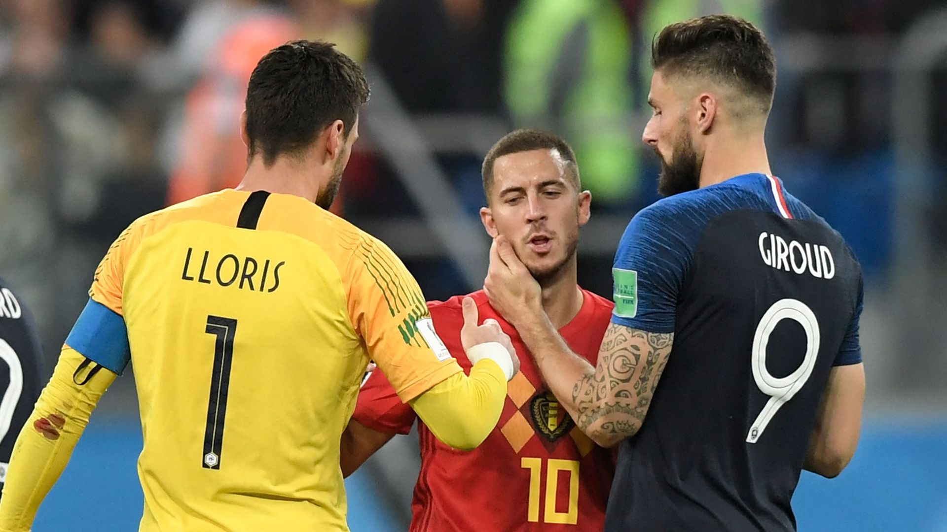 Eden Hazard consolé par Hugo Lloris et Olivier Giroud lors de la demi-finale de 2018 