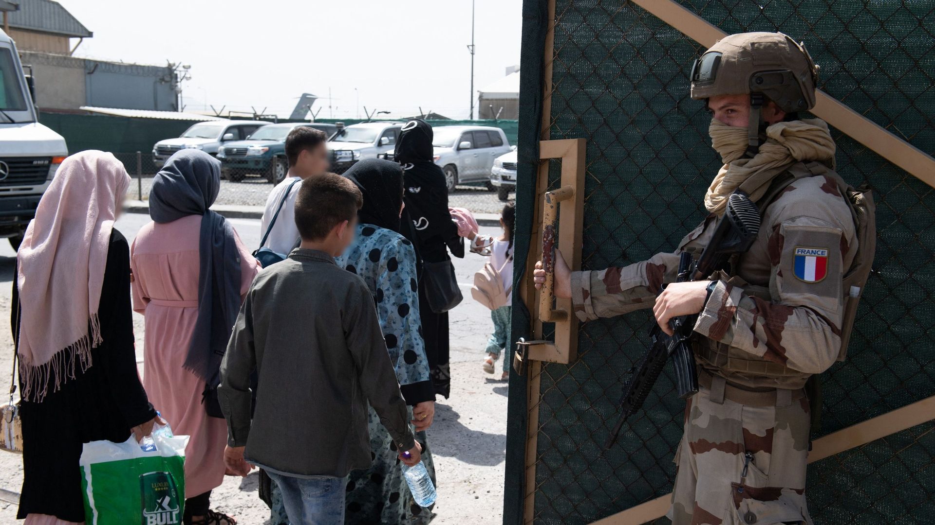 Un militaire français surveille une opération d’évacuation d’Afghan à l’aéroport de Kaboul, le 15 août 2021