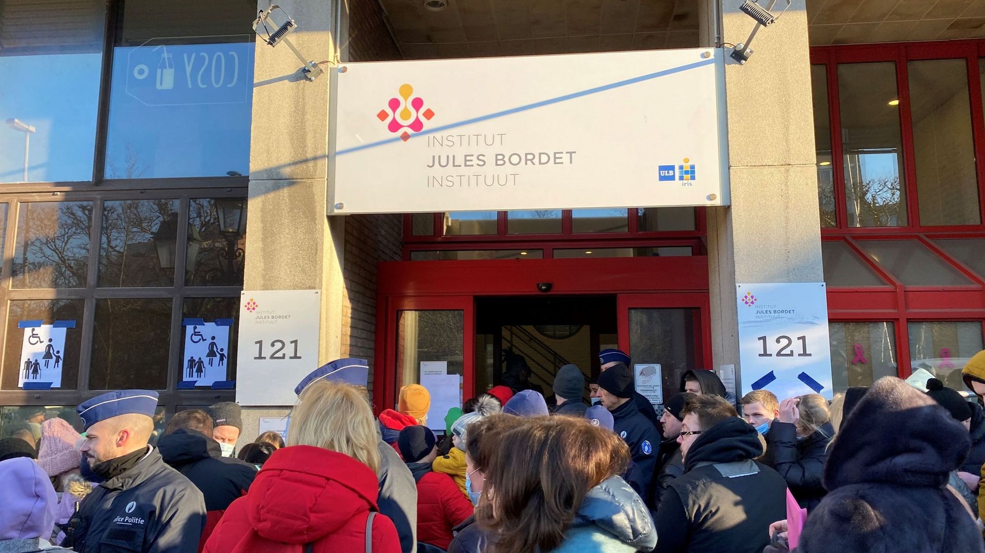 Ces réfugiés ukrainiens sont encore plusieurs centaines ce mardi à attendre devant le centre d'accueil - dans l'ancien hôpital Jules Bordet - avec l'espoir de se voir offrir une protection temporaire de la part de l'UE et de la Belgique.