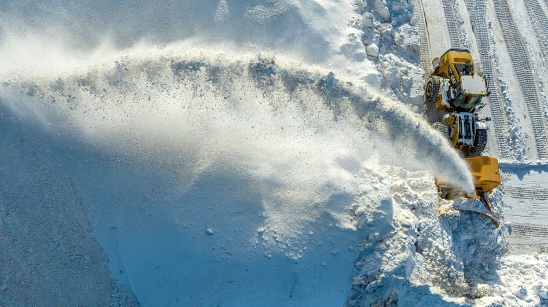 La neige ramassée dans les rues de Montréal est entreposée dans un immense dépôt dans le sud de la ville.