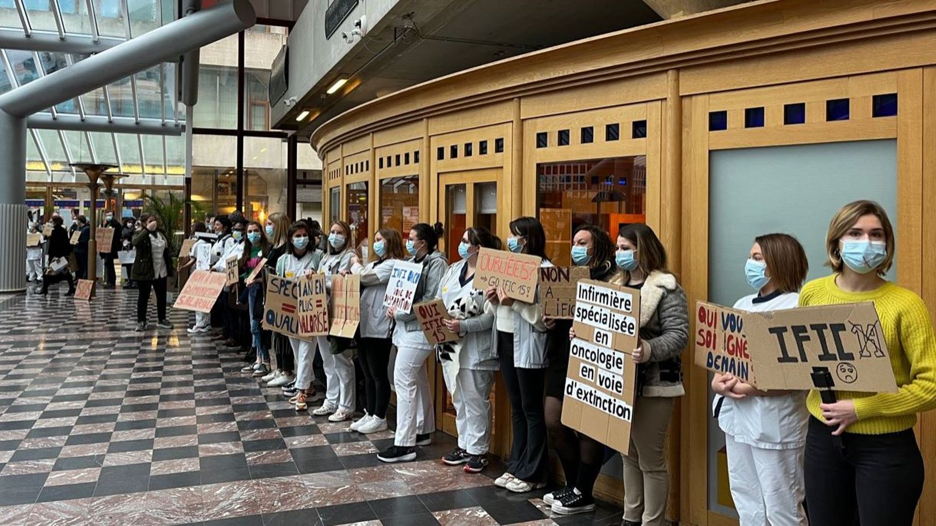 Les infirmières spécialisées en oncologie et en pédiatrie manifestaient ce matin au CHU de Liège.