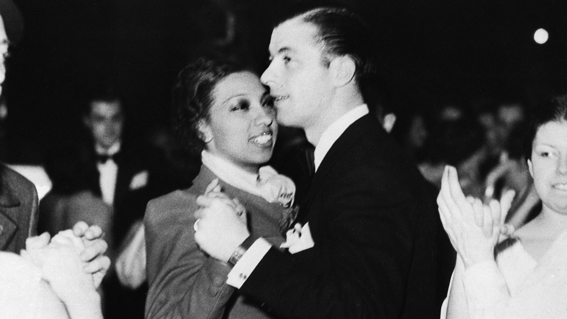 Deux jours après leur mariage, Josephine Baker danse avec son mari Jean Lion, dans un gala de bienfaisance