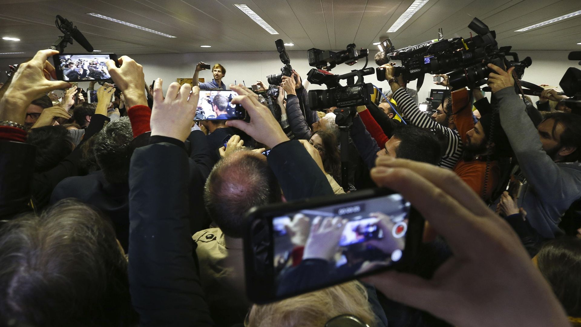 La presse attendait en nombre le président catalan destitué Carles Puigdemont dans le Press Club Brussels Europe