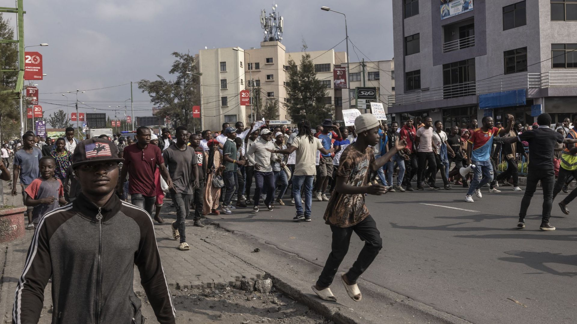 Des manifestants défilent lors d'une manifestation contre la Force régionale de la Communauté d'Afrique de l'Est (EACRF) à Goma, dans l'est de la République démocratique du Congo, le 18 janvier 2023.