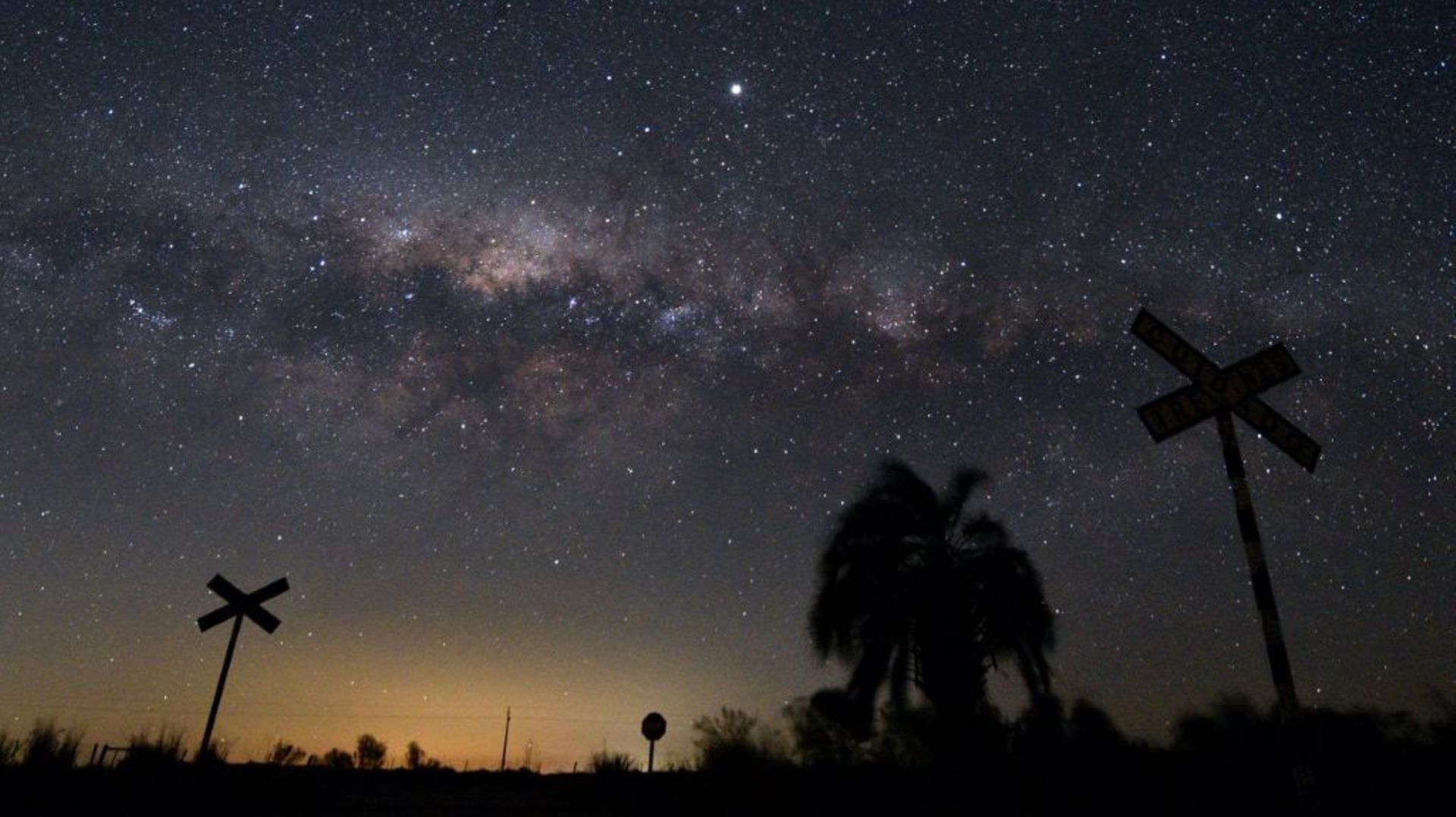 La Voie lactée vue depuis la campagne près de la petite ville de Reboledo en Uruguay, le 24 août 2020