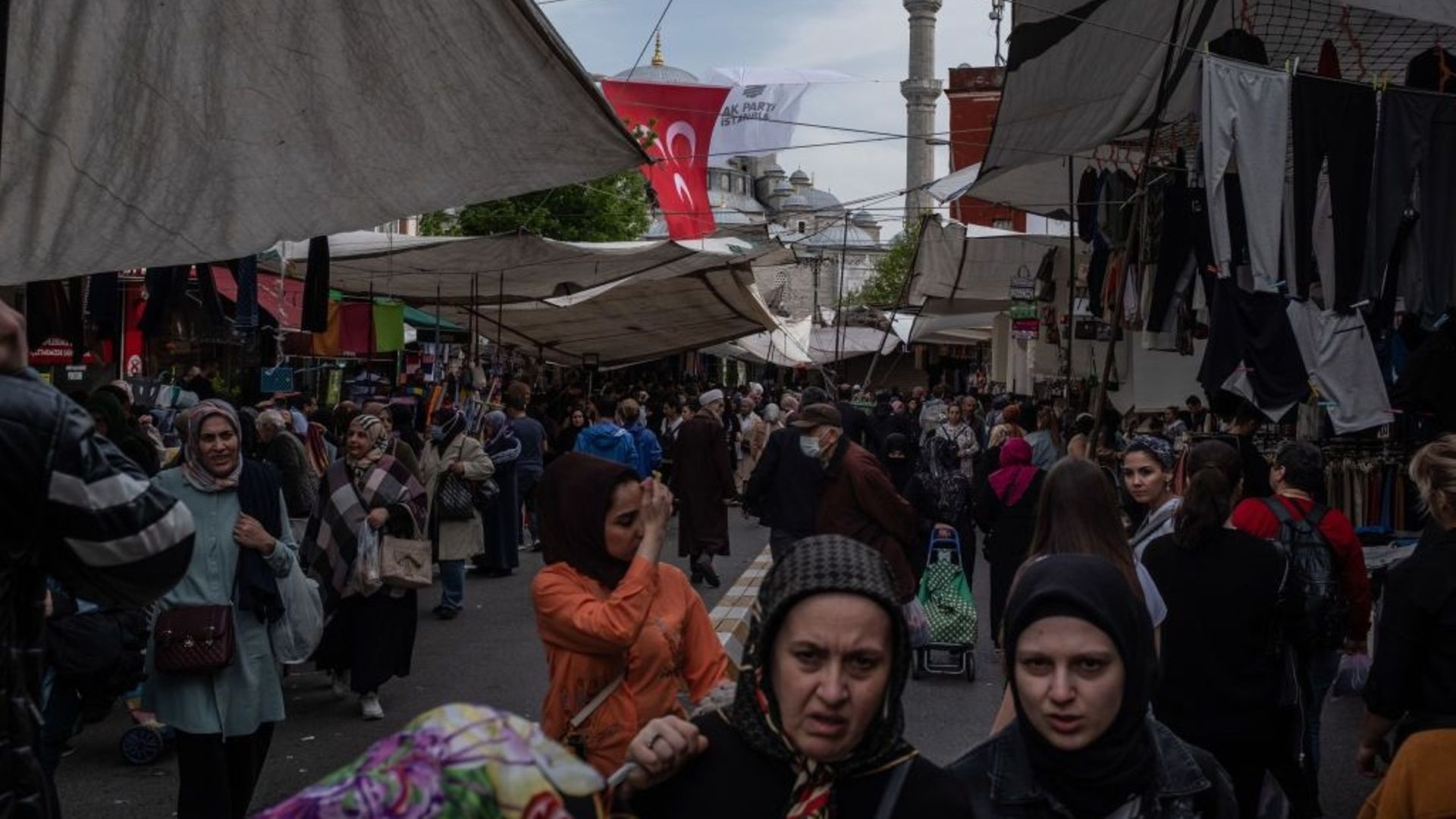 Les Turcs de la classe moyenne ont de plus en plus de mal à acheter leurs légumes sur le marché à Istanbul, 3 mai 2023.