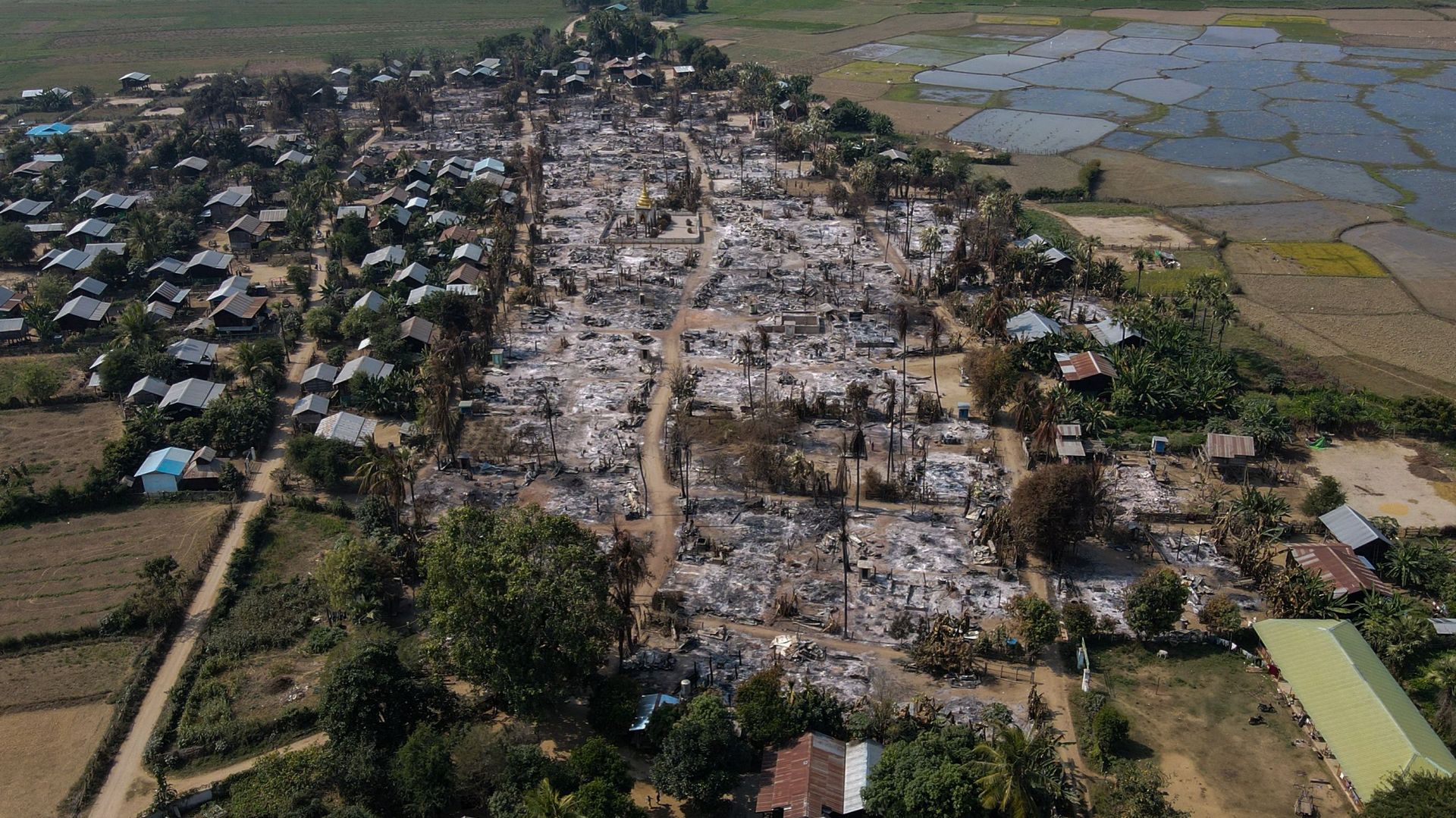 Cette photo de Chin Twin Chit Thu, prise le 3 février 2022 et publiée le 5 février 2022, montre une photo aérienne de bâtiments incendiés dans le canton de Mingin, dans la division de Sagaing, où plus de 105 bâtiments ont été détruits par les troupes mili