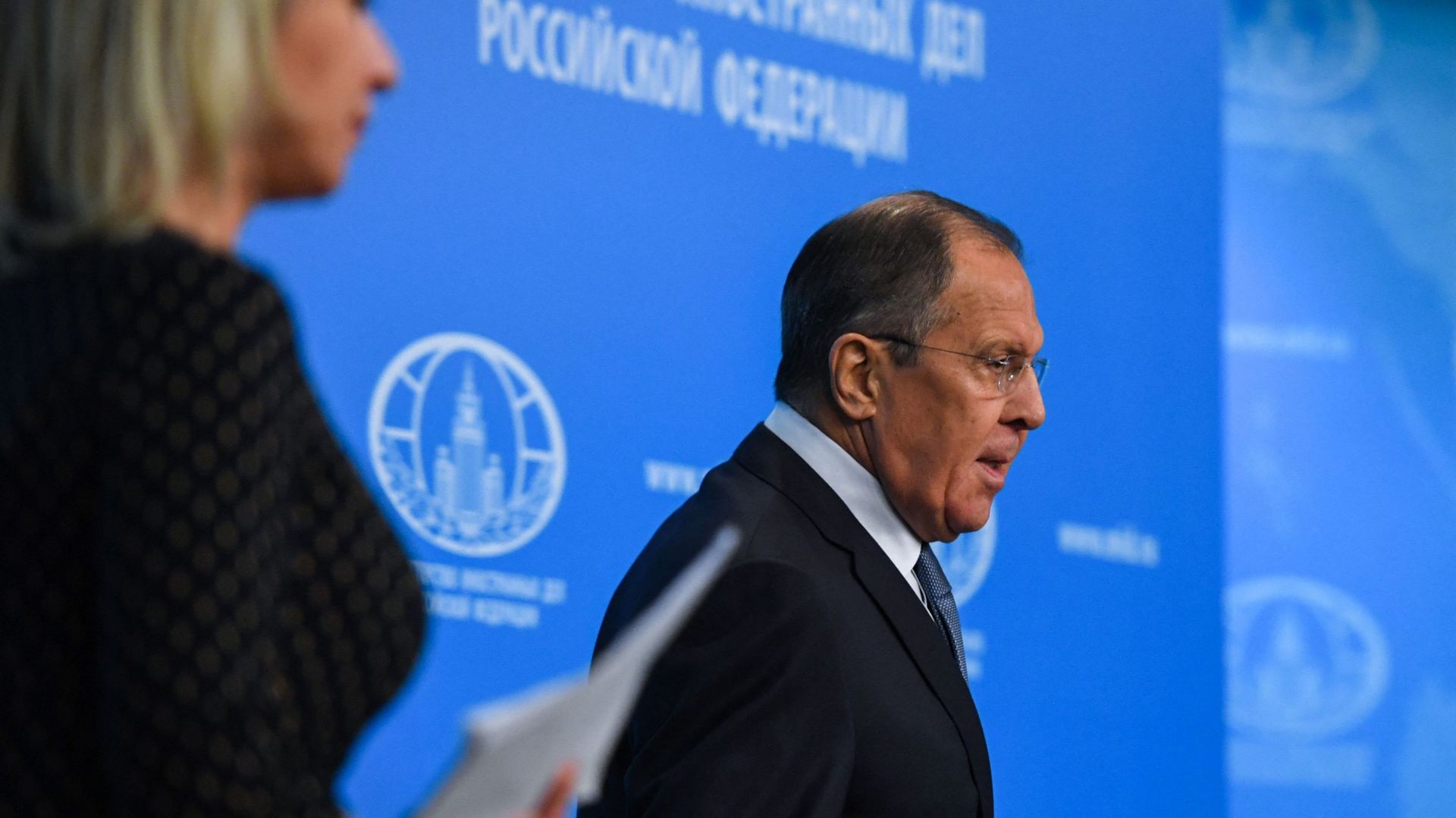 Le ministre russe des Affaires étrangères Sergueï Lavrov, accompagné de Maria Zakharova, arrive pour donner sa conférence de presse annuelle à Moscou, le 15 janvier 2018.