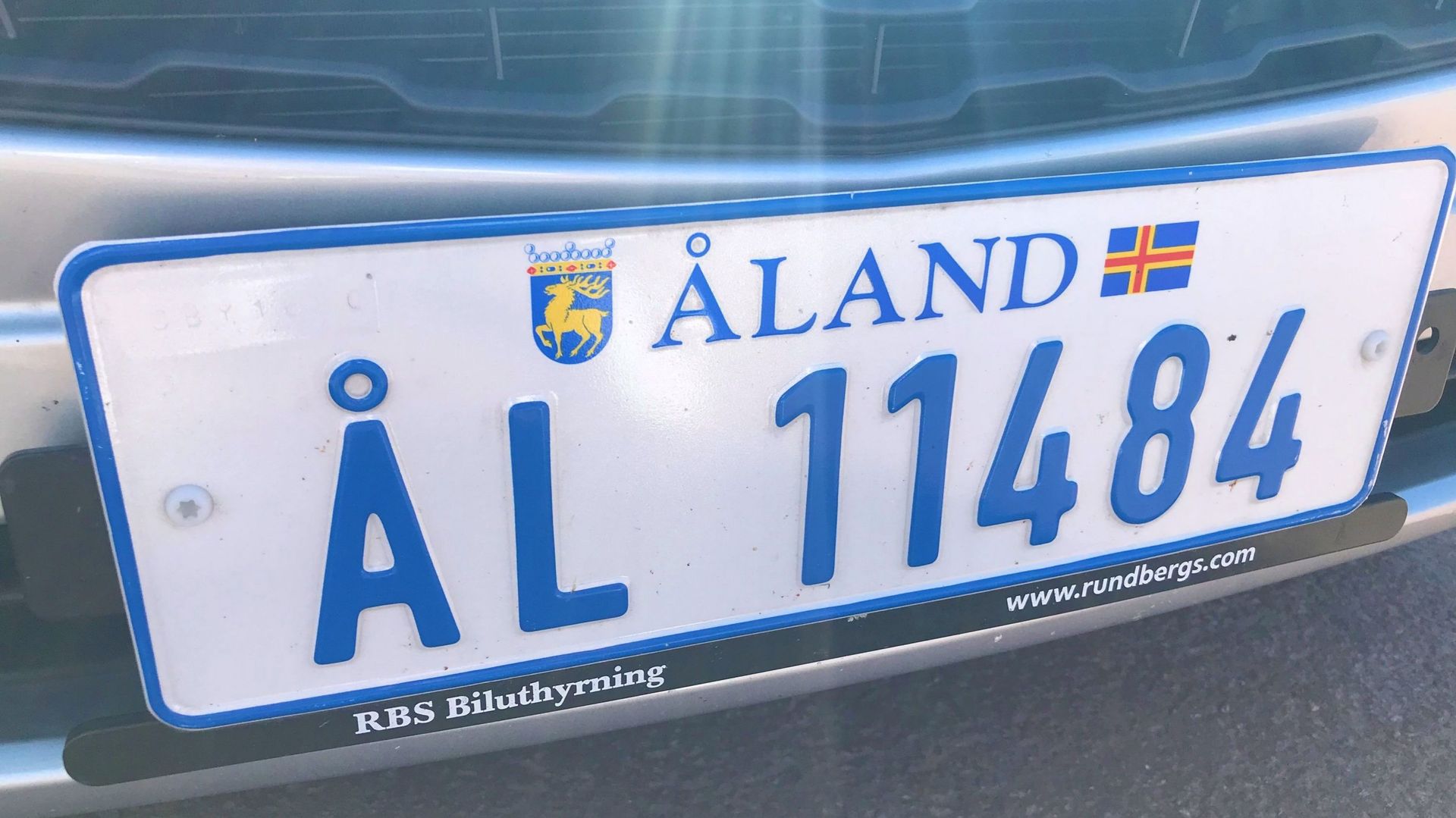 Aland dispose de son propre système d'immatriculation et donc de plaques spécifiques avec le drapeau alandais. Les plaques de la Finlande calquées sur le modèle européen, avec les lettres "FIN" et les étoiles ne sont pas délivrées ici. 