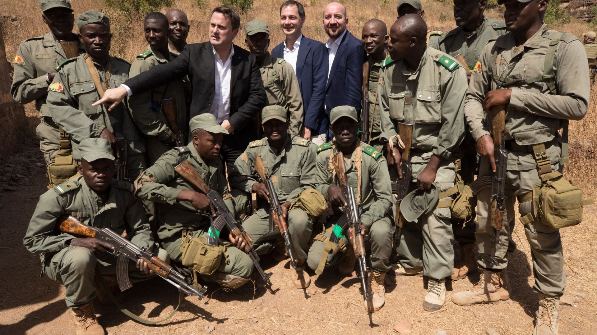 Le Premier ministre luxembourgeois Xavier Bettel (au centre à gauche), le ministre belge de la Coopération au développement Alexander De Croo (Open Vld) et le Premier ministre belge Charles Michel (MR) (au centre à droite) posent avec des soldats maliens 