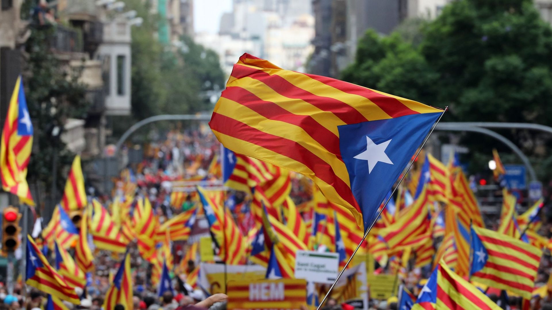 Des personnes brandissent des drapeaux catalans pro-indépendance "Estelada" lors d'une manifestation marquant la "Diada", la fête nationale de la Catalogne, à Barcelone, le 11 septembre 2021.